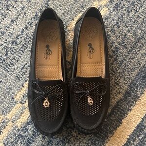 Chic Black Loafers with Bow Charm Detail